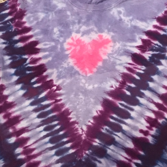 Tie-Dye V with a Heart - Picture 2 of 3